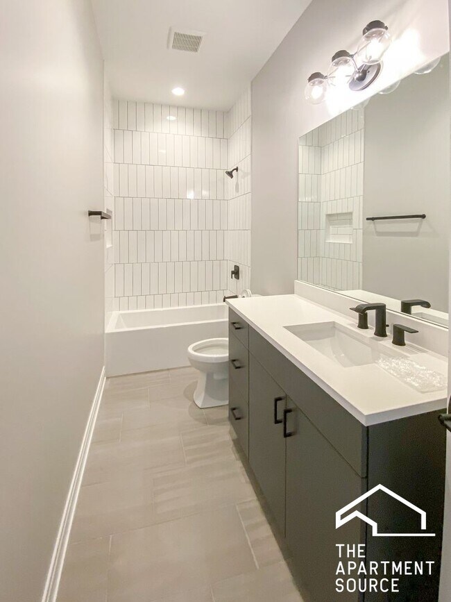 Building Photo - 1050 W Cornelia Ave