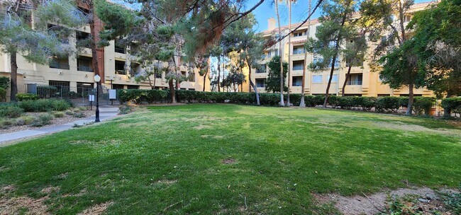 Building Photo - Fully furnished-full Sphere view