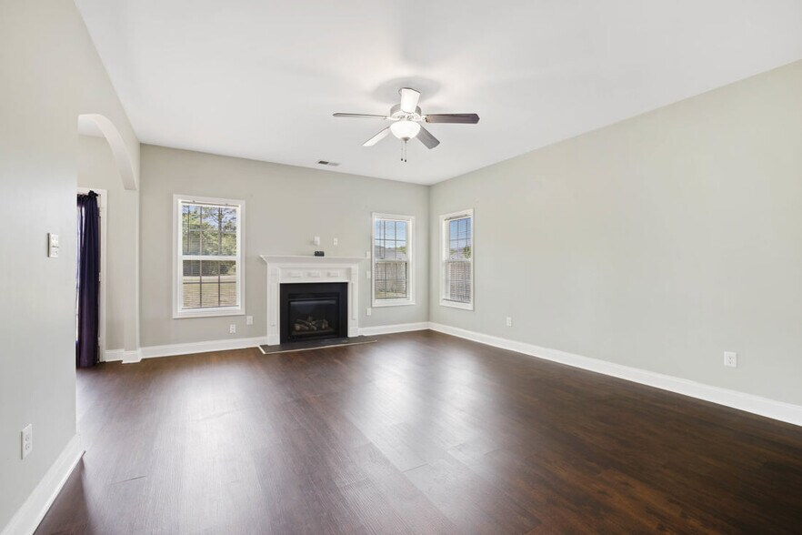 Building Photo - 121 Feathers Ln