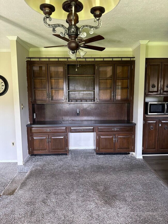 Building Photo - 985 Pineland Ave