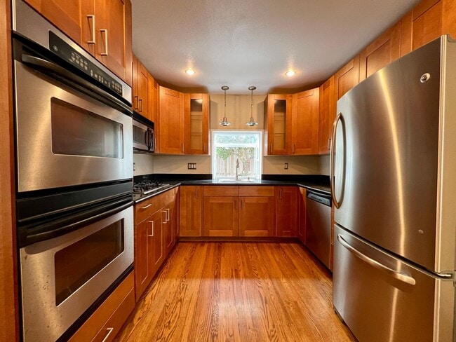 Building Photo - Spacious 4-Bed / 2-Bath Rancher near Linda Mar Beach