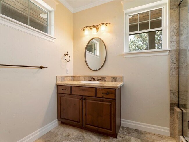 Building Photo - Stunning Tumalo Home on 3.21 Acres with Ca...