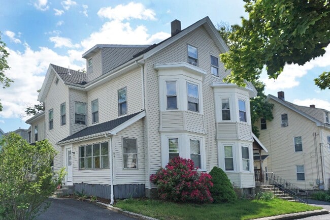 Building Photo - 3bed 2 bath in Waltham is available 8/1
