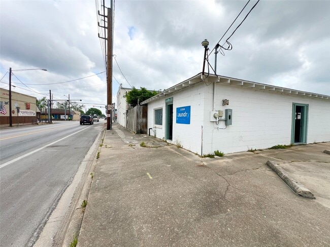 Primary Photo - 3211 School St