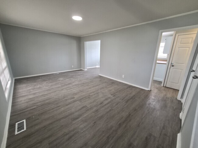 Building Photo - 3747 Ireland Dr