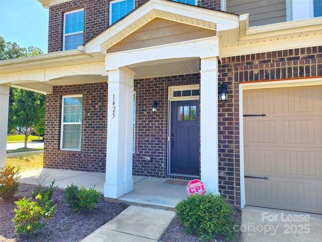 Building Photo - 1425 Skygrove Pl NW