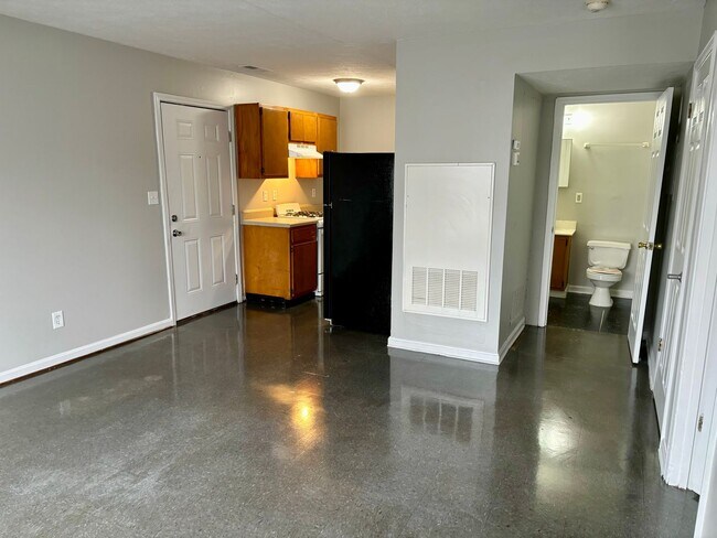 Building Photo - First floor 1 bedroom in West Louisville! Section 8 Accepted