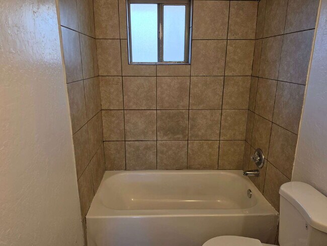 Building Photo - MOVE-IN READY 3 BEDROOM WITH $250 BONUS – ALL TILE & CENTRAL AIR OFFERING $500 GIFT CARE AFTER SU...