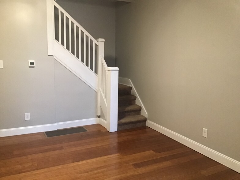 stairwell dining room - 947 McAllister Ave