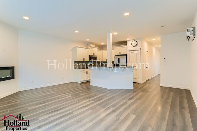 Building Photo - Gorgeous & Spacious Single-Home 3 beds 2.5 bath Available for you!