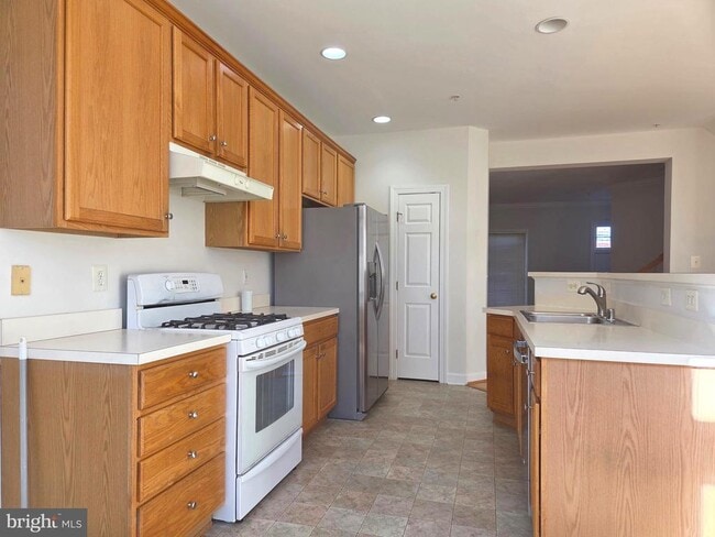 Building Photo - 8183 Skelton Cir