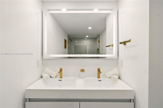 Building Photo - 5151 Collins Ave