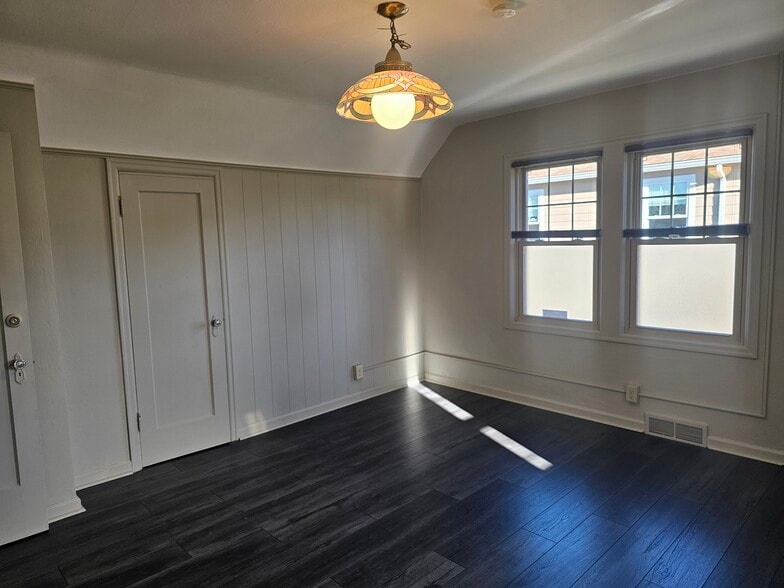 Building Photo - 6613 N Amherst St