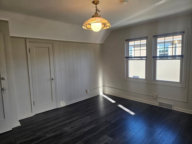 Building Photo - 6613 N Amherst St