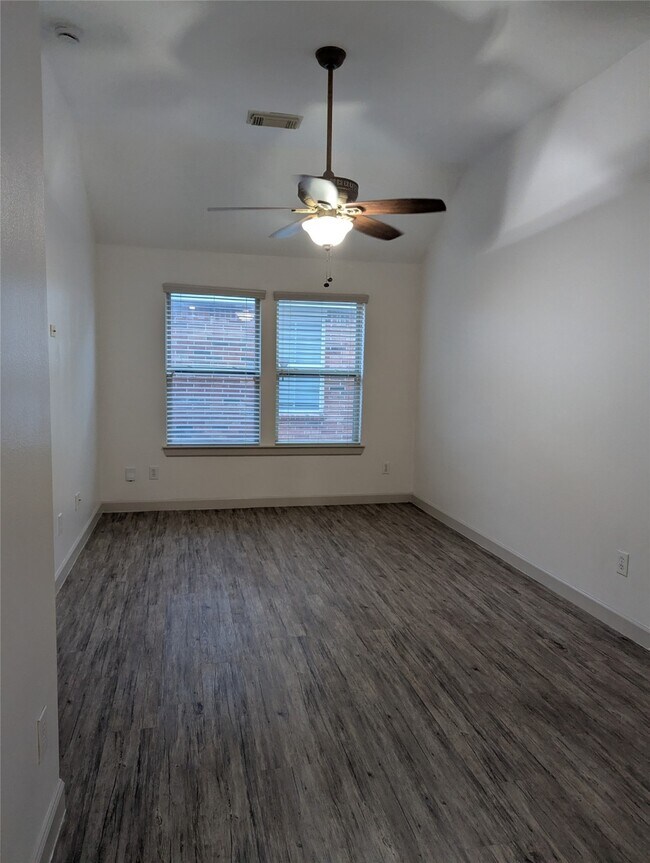 Building Photo - 3651 Raintree Village Dr