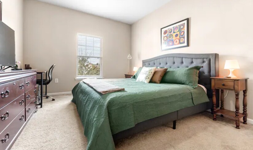 Building Photo - 8201 Green Parrot Road