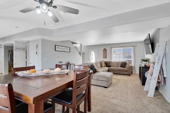 Building Photo - 2205 Meadowlark Ln