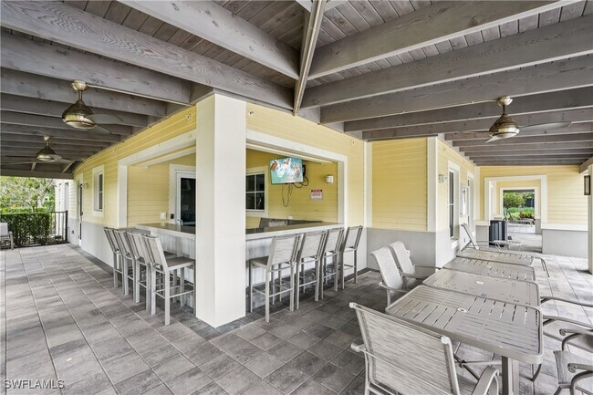 Building Photo - 2080 Wellington St