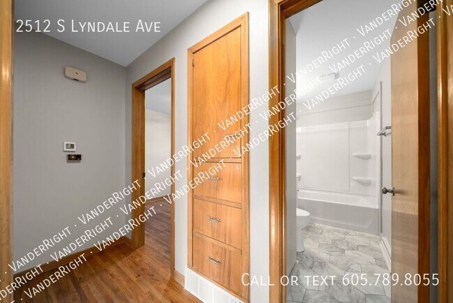 Building Photo - 2512 S Lyndale Ave