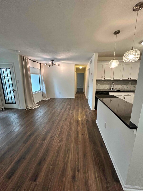 Building Photo - 608 Diamond Dr