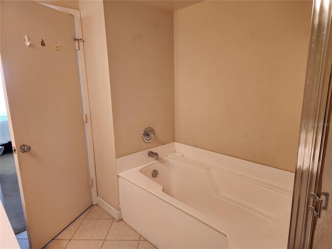 Building Photo - 6105 Bahia Del Mar Cir N