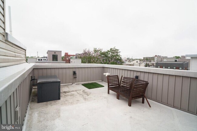 Building Photo - 1449 N Myrtlewood St