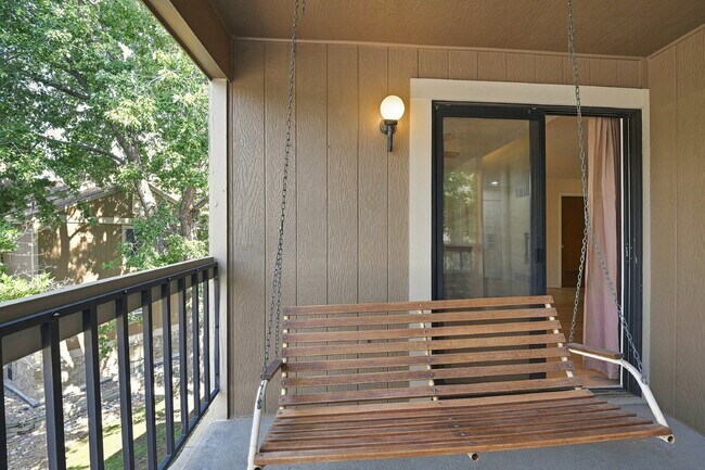 Building Photo - $1,595.95 2 bed, 2 bath located in Lakewood with a washer and dryer