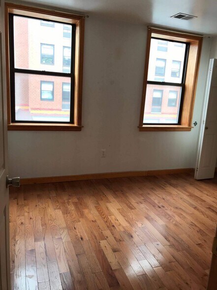 Building Photo - 214 N 10th St