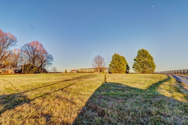 Building Photo - 2210 Stony Point Rd