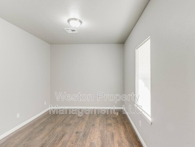 Building Photo - 721 N Louisa Ave