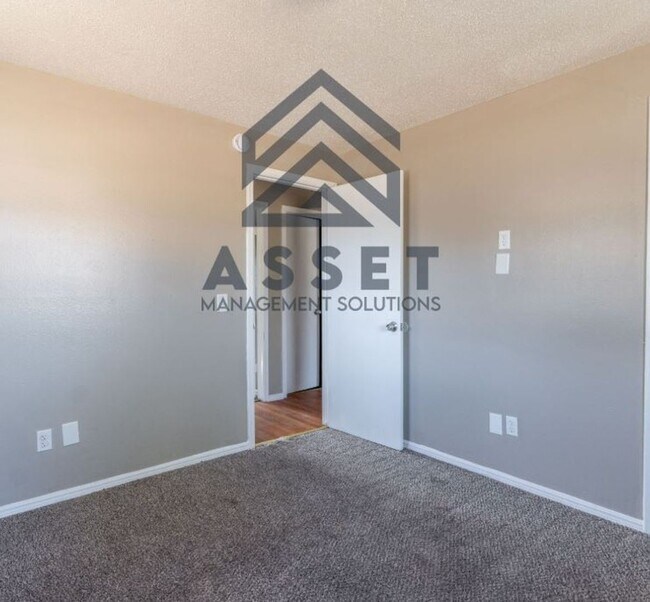 Building Photo - Cute 4 bedroom House