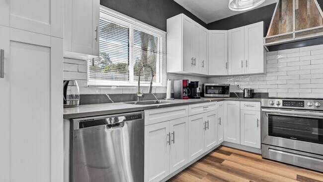 Building Photo - Executive Style Pool Home, 4br/2ba Home Av...