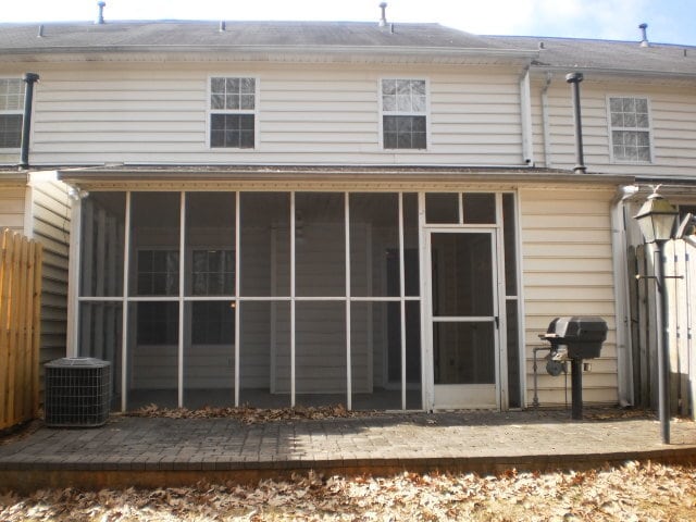 Building Photo - 418 Village Pl