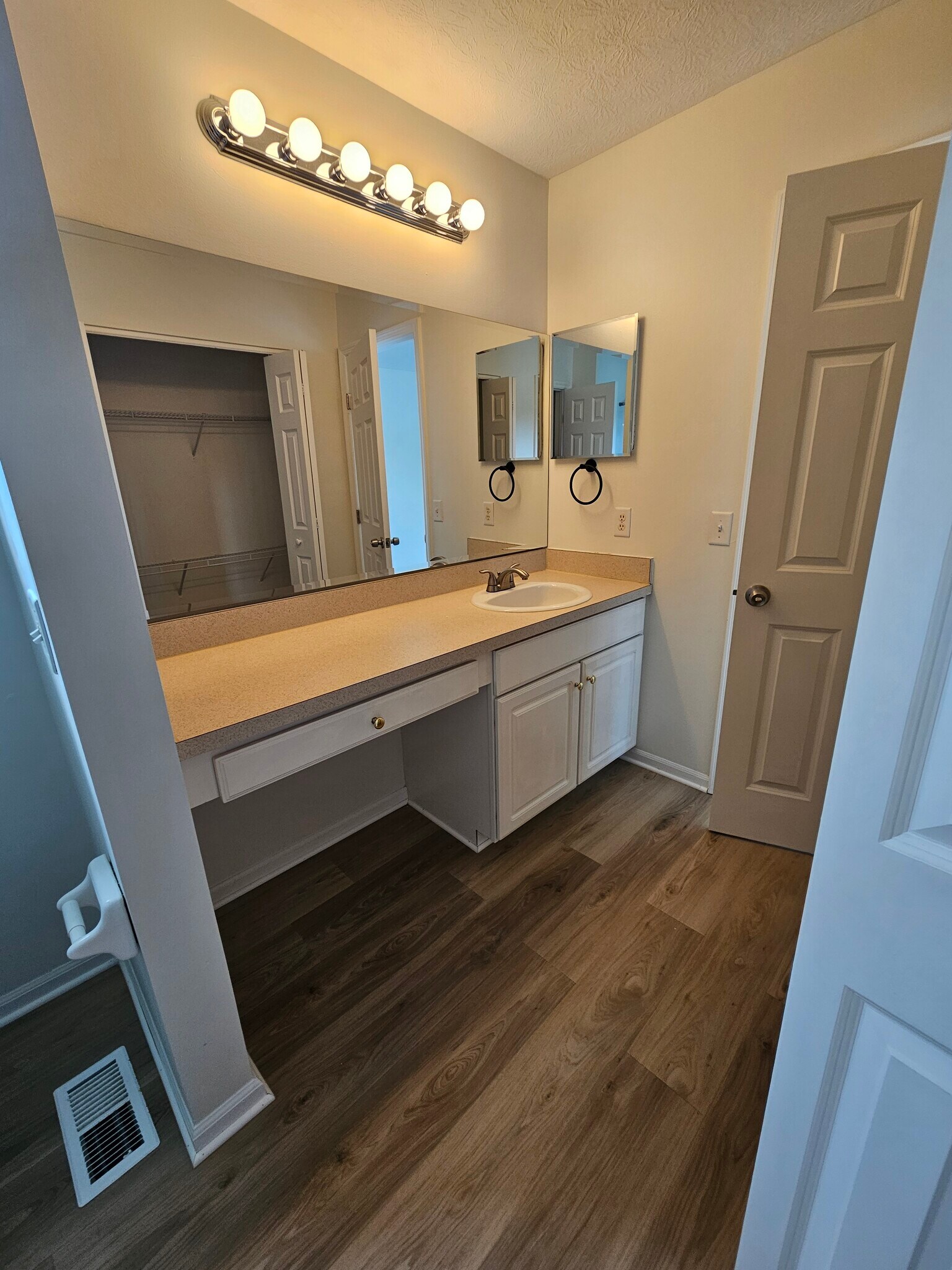 Master Bathroom - 138 Wagnalls Ct