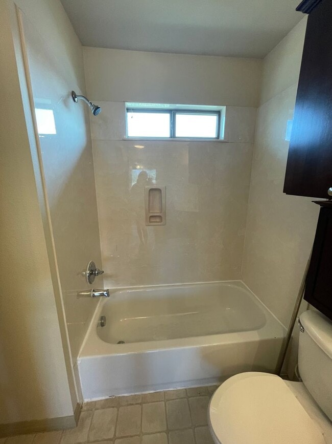 Building Photo - 1Bed/1Bath Garage Apartment in Brentwood