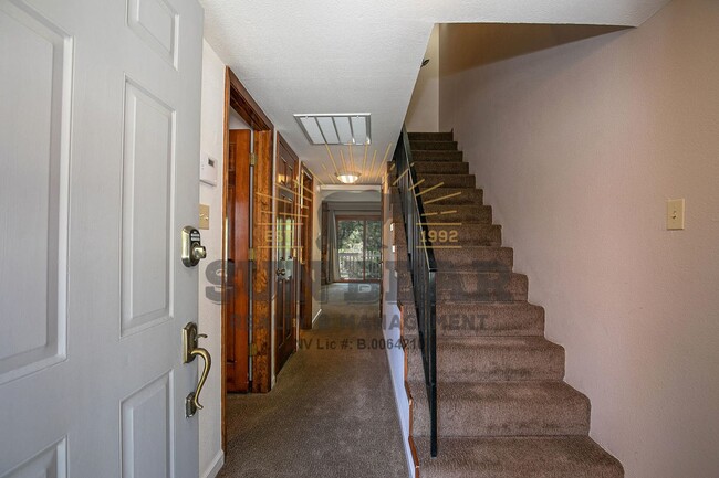 Building Photo - Gorgeous Condo in Central Incline - Dog fr...