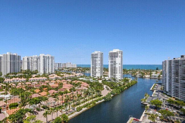 Building Photo - 3701 N Country Club Dr