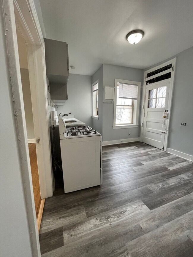 Interior Photo - 7945-7953 S Langley Ave