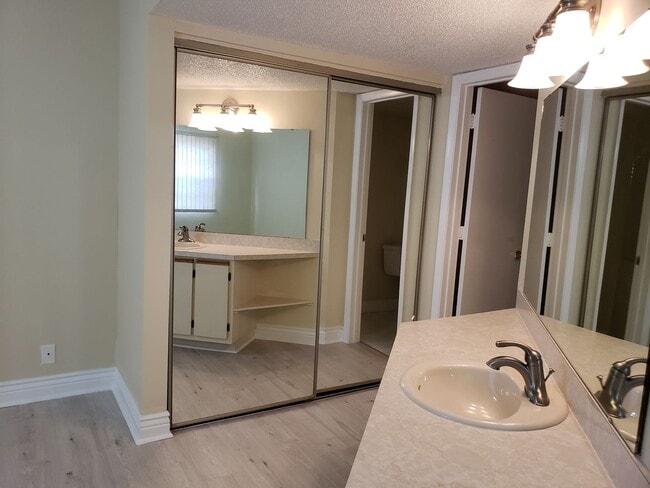 Building Photo - Oaks IV  Condominium-First Floor for Annual Rent