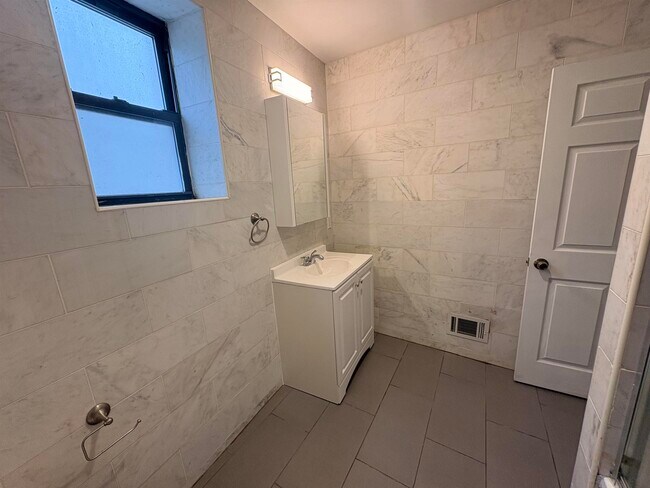 Building Photo - 39 Newkirk St