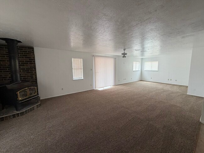 Building Photo - 2842 Solano Dr NE