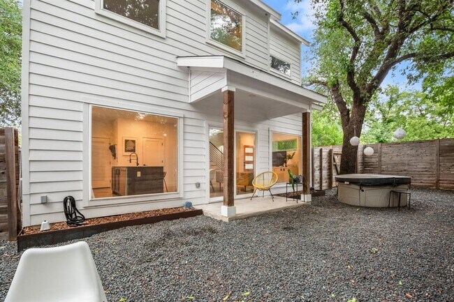 Building Photo - 1413 Montopolis Dr