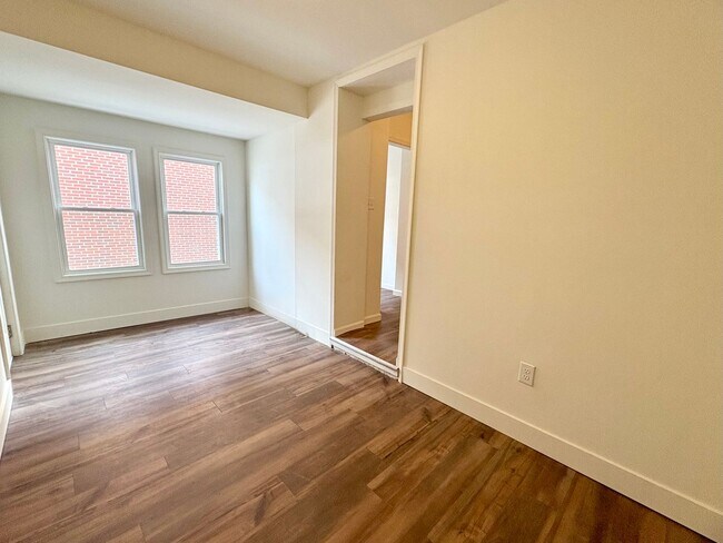 Building Photo - 133 W Maple St