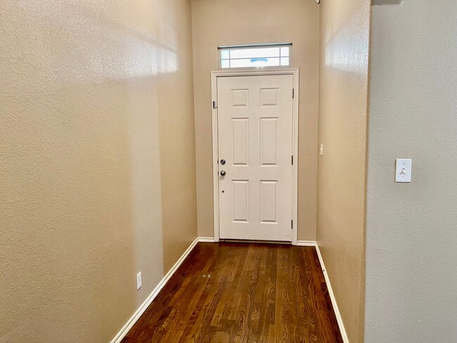 Building Photo - 4 bed 2 bath - Law Enforcement discount.