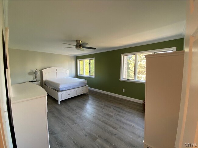 Building Photo - 447 Summerhaven Dr N