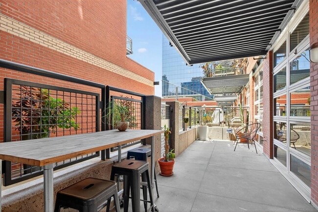 Building Photo - 877 Island Ave