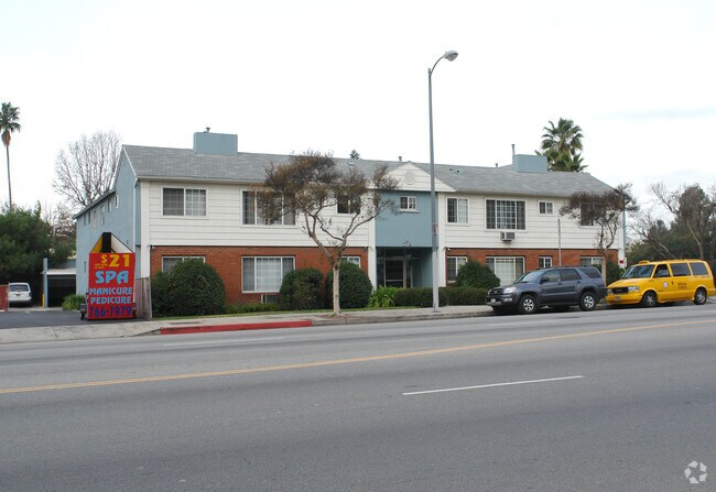 large, major street. This is the best possible primary shot. - 4421 Laurel Canyon Blvd