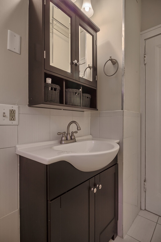 Building Photo - (201) 7230-32 Forsyth Blvd