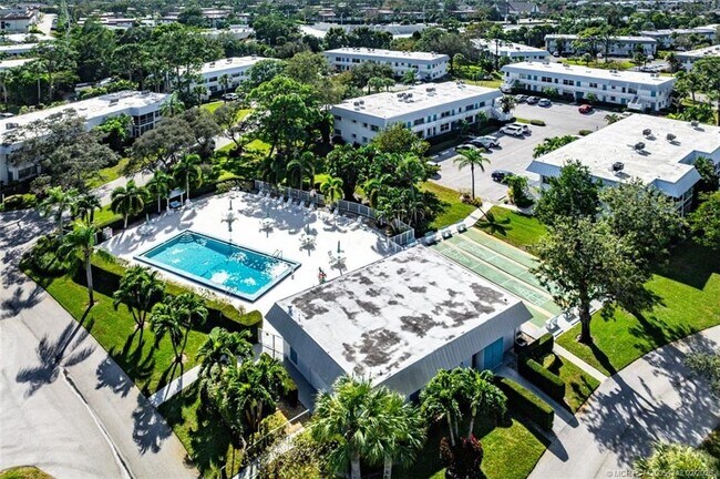 Building Photo - 2929 SE Ocean Blvd