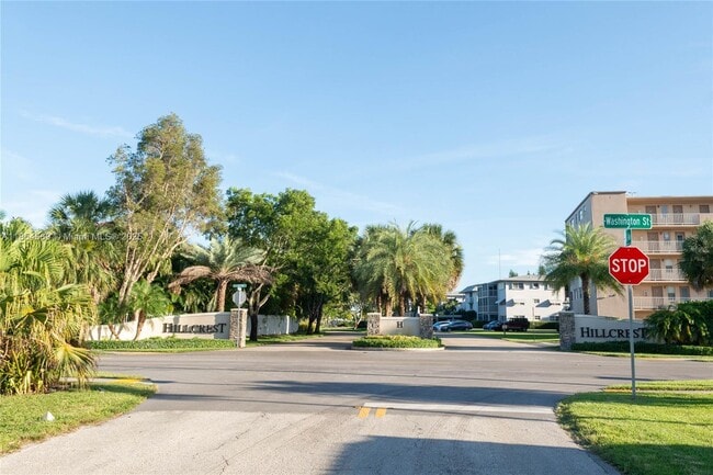 Building Photo - 911 Hillcrest Ct